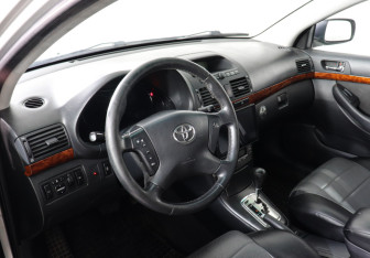 Подержанный автомобиль Toyota Avensis Sedan 2005 года (5 фото)