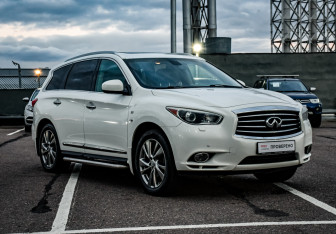 Подержанный автомобиль Infiniti QX60 2014 года (3 фото)