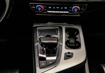 Подержанный автомобиль Audi Q7 2015 года (9 фото)