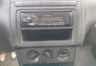 Подержанный автомобиль Volkswagen Polo Sedan 2010 года (13 фото)