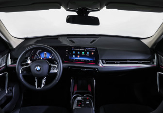 Подержанный автомобиль BMW X1 2025 года (17 фото)