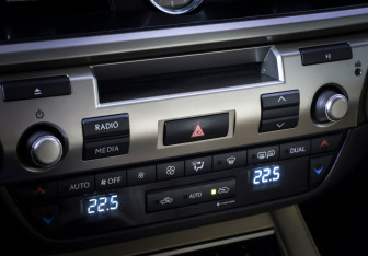 Подержанный автомобиль Lexus ES 2016 года (20 фото)