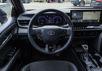 Подержанный автомобиль Toyota Camry Sedan 2024 года (10 фото)
