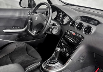 Подержанный автомобиль Peugeot 308 Hatchback 2013 года (15 фото)