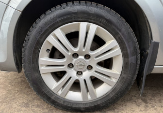 Подержанный автомобиль Opel Astra Sedan 2012 года (9 фото)