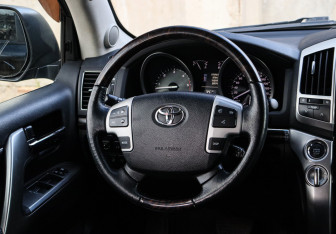 Подержанный автомобиль Toyota Land Cruiser Suv 2014 года (12 фото)