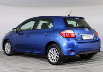 Подержанный автомобиль Toyota Auris Hatchback 2011 года (10 фото)