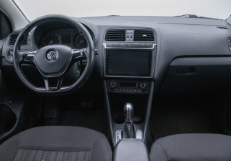 Подержанный автомобиль Volkswagen Polo Sedan 2017 года (13 фото)