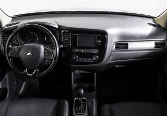 Подержанный автомобиль Mitsubishi Outlander 2016 года (11 фото)