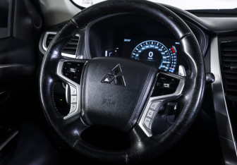 Подержанный автомобиль Mitsubishi Montero Sport 2022 года (15 фото)