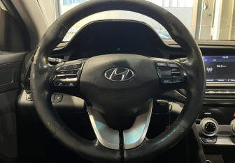 Подержанный автомобиль Hyundai Elantra Sedan 2019 года (12 фото)