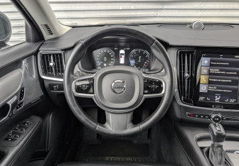 Подержанный автомобиль Volvo S90 2017 года (22 фото)