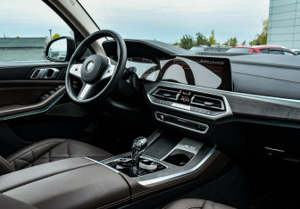 Подержанный автомобиль BMW X5 2023 года (11 фото)