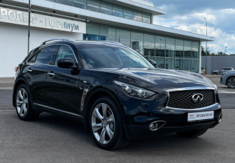 Подержанный автомобиль Infiniti QX70 2017 года (3 фото)