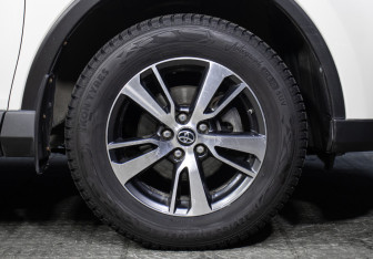 Подержанный автомобиль Toyota RAV4 2017 года (24 фото)