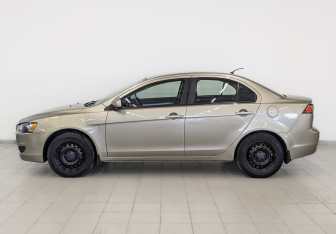 Подержанный автомобиль Mitsubishi Lancer Sedan 2010 года (8 фото)