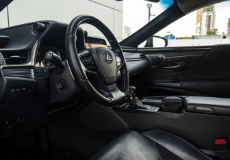 Подержанный автомобиль Lexus ES 2018 года (12 фото)