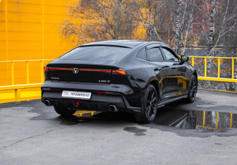 Подержанный автомобиль Changan UNI-V 2022 года (3 фото)