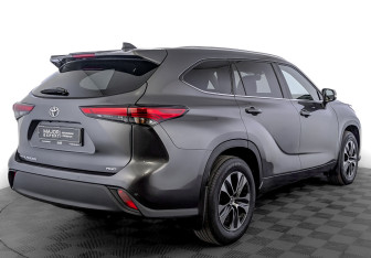 Подержанный автомобиль Toyota Highlander 2021 года (5 фото)
