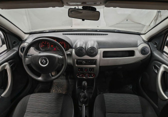 Подержанный автомобиль Renault Sandero 2012 года (10 фото)