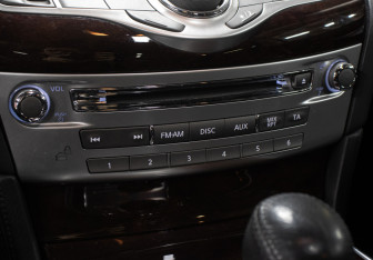 Подержанный автомобиль Infiniti Q70 2014 года (18 фото)