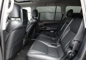 Подержанный автомобиль Lexus LX 2014 года (12 фото)