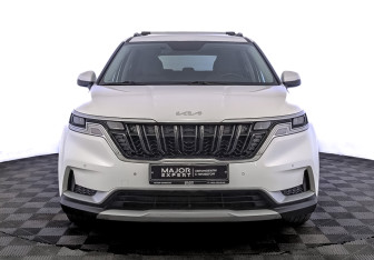 Подержанный автомобиль Kia Carnival 2021 года (2 фото)
