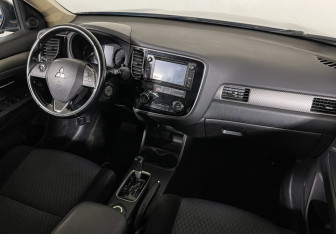 Подержанный автомобиль Mitsubishi Outlander 2015 года (9 фото)
