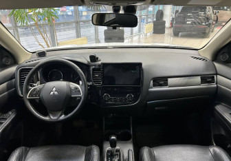 Подержанный автомобиль Mitsubishi Outlander 2013 года (10 фото)