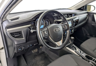 Подержанный автомобиль Toyota Corolla Sedan 2013 года (16 фото)