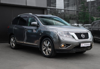 Подержанный автомобиль Nissan Pathfinder 2016 года (3 фото)