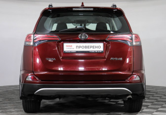 Подержанный автомобиль Toyota RAV4 2017 года (6 фото)