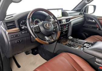 Подержанный автомобиль Lexus LX 2018 года (16 фото)