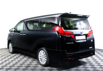 Подержанный автомобиль Toyota Alphard 2018 года (7 фото)