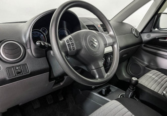 Подержанный автомобиль Suzuki SX4 Hatchback 2014 года (13 фото)