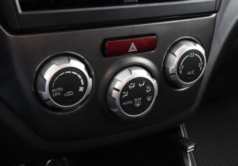 Подержанный автомобиль Subaru Impreza Hatchback 2010 года (16 фото)