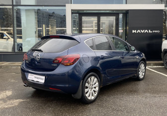 Подержанный автомобиль Opel Astra Hatchback 2010 года (5 фото)