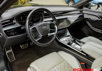 Подержанный автомобиль Audi A8 2022 года (24 фото)