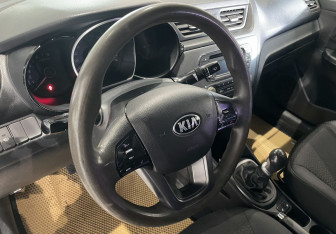 Подержанный автомобиль Kia Rio Sedan 2013 года (14 фото)