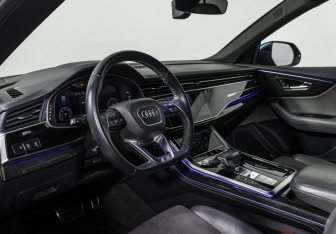 Подержанный автомобиль Audi Q8 2018 года (9 фото)