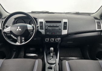 Подержанный автомобиль Mitsubishi Outlander 2011 года (12 фото)