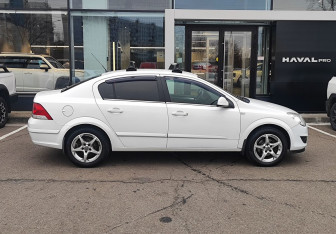 Подержанный автомобиль Opel Astra Sedan 2013 года (4 фото)