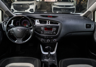 Подержанный автомобиль Kia Ceed Hatchback 2015 года (9 фото)