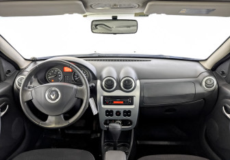 Подержанный автомобиль Renault Sandero 2011 года (14 фото)