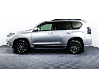 Подержанный автомобиль Toyota Land Cruiser Prado 2019 года (3 фото)