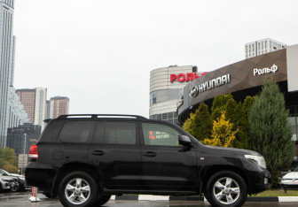 Подержанный автомобиль Toyota Land Cruiser Suv 2010 года (3 фото)