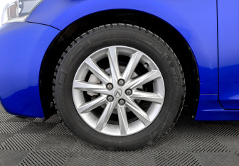Подержанный автомобиль Lexus CT 2013 года (18 фото)