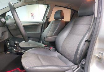 Подержанный автомобиль Opel Astra Sedan 2011 года (10 фото)