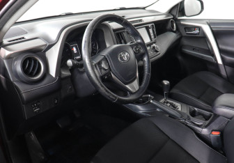 Подержанный автомобиль Toyota RAV4 2017 года (9 фото)