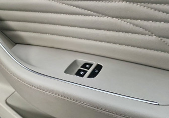 Подержанный автомобиль Hongqi HS5 2023 года (31 фото)